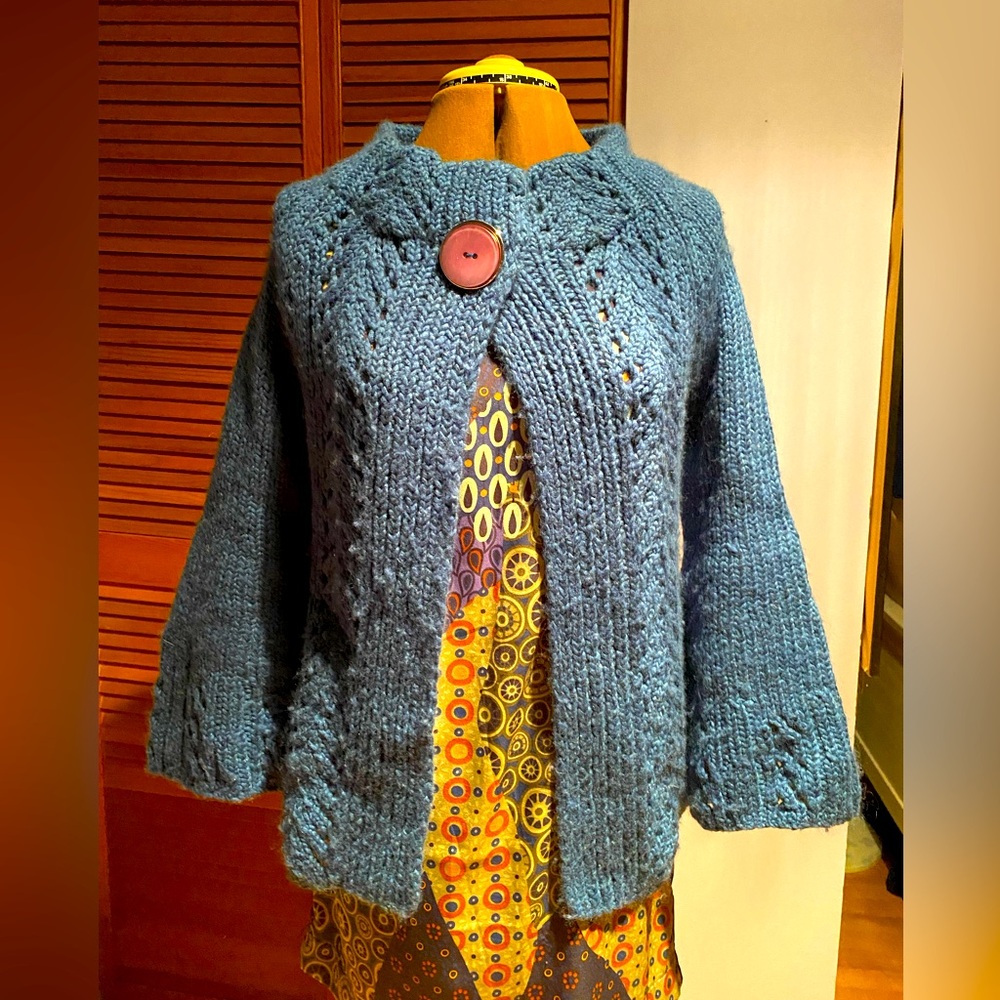 Cynthia Steffe one button wool/cashmere/nylon
cardigan with bell sleeves.